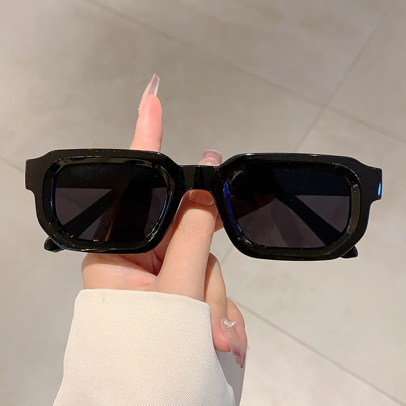 نظارات شمسية بإطار مستطيل كلاس - مراجعة Vintage Fashion Enthusiasts وسعره