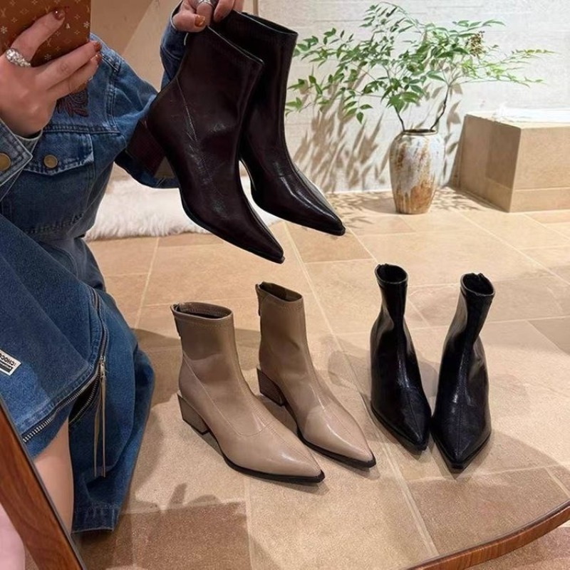 أحذية نسائية بتصميم عصري لعام  - مراجعة Vintage Fashion Online وسعره