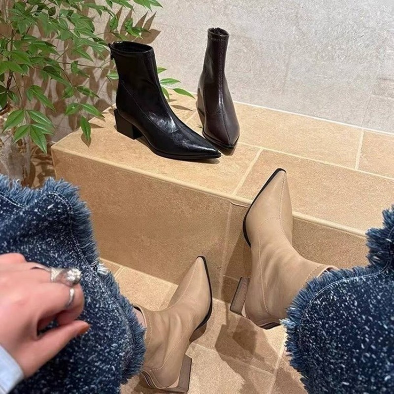أحذية نسائية بتصميم عصري لعام  - مراجعة Vintage Fashion Online وسعره